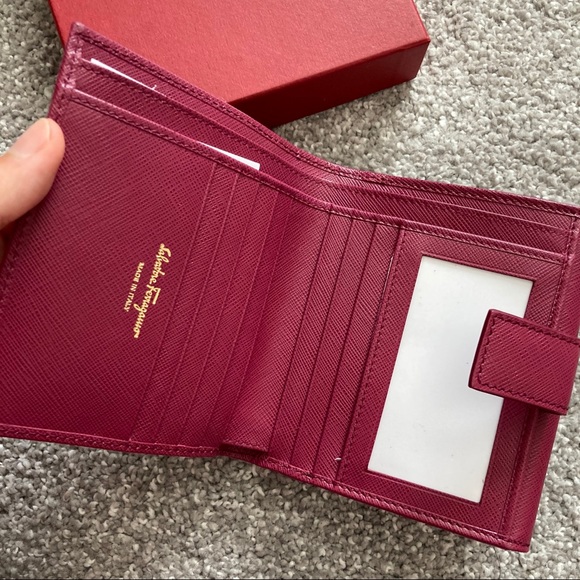 Salvatore Ferragamo women’s wallet NWT - Picture 4 of 7